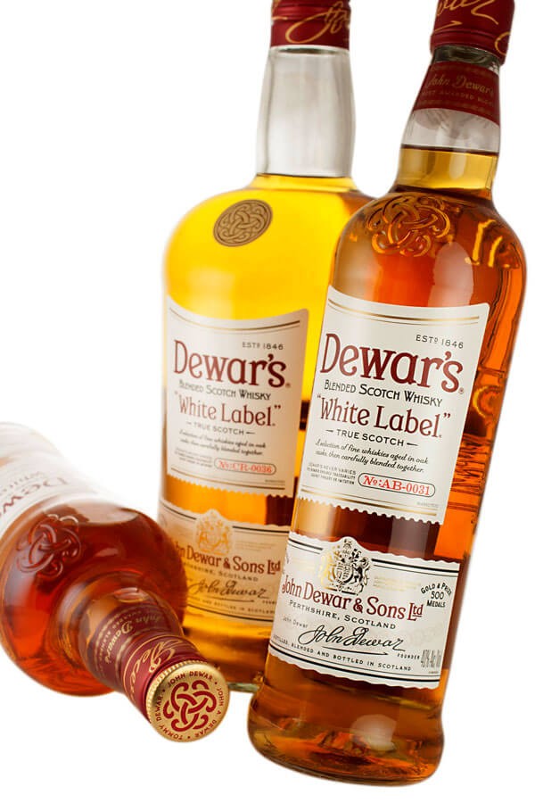 Уайт лейбл виски. Виски Dewars Blended Scotch. Dewars White Label Blended Scotch Whisky 1l. Виски Дюарс Уайт лейбл. Dewars true Scotch White Label.